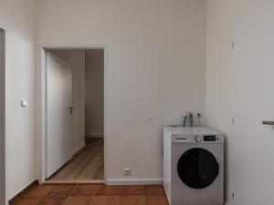 Pronájem bytu 2+kk, Praha - Holešovice, U garáží, 44 m2