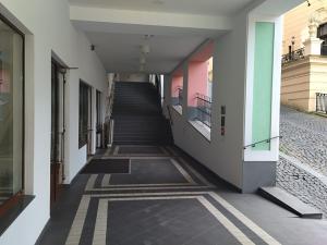 Prodej obchodního prostoru, Karlovy Vary, Divadelní náměstí