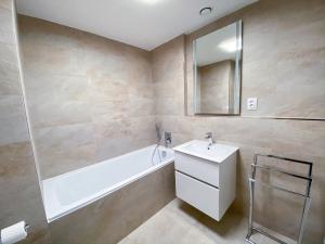 Pronájem bytu 2+kk, Praha - Holešovice, Na Maninách, 58 m2