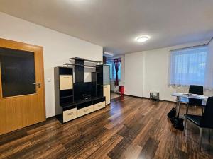 Pronájem bytu 1+kk, Praha - Horní Měcholupy, Boloňská, 42 m2