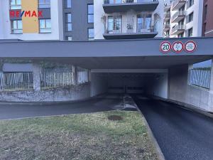 Pronájem garážového stání, Praha - Modřany, Komořanská, 11 m2