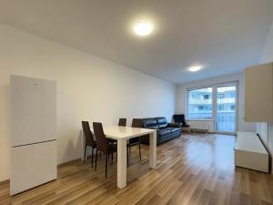 Pronájem bytu 2+kk, Praha - Strašnice, Zvěřinova, 72 m2