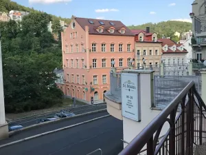 Prodej obchodního prostoru, Karlovy Vary, Zámecký vrch, 63 m2