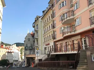 Prodej obchodního prostoru, Karlovy Vary, Zámecký vrch, 42 m2