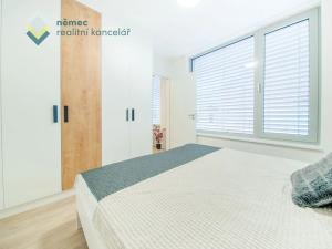 Pronájem bytu 2+kk, Praha - Smíchov, Mozartova, 31 m2