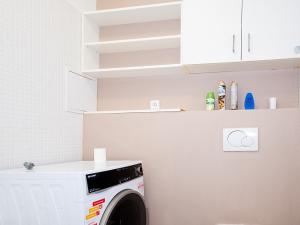 Pronájem bytu 1+kk, Praha - Vysočany, Na Harfě, 43 m2