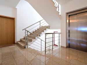 Pronájem garážového stání, Praha - Vinohrady, Voroněžská, 10 m2
