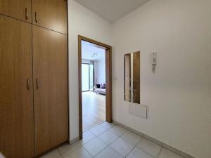 Pronájem bytu 2+kk, Praha - Hloubětín, Nademlejnská, 46 m2
