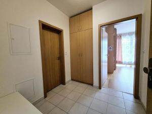 Pronájem bytu 2+kk, Praha - Hloubětín, Nademlejnská, 46 m2