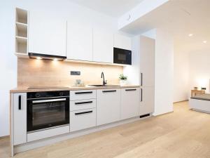 Pronájem bytu 1+kk, Praha - Karlín, Pobřežní, 65 m2