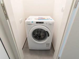 Pronájem bytu 2+kk, Praha - Karlín, Nekvasilova, 58 m2