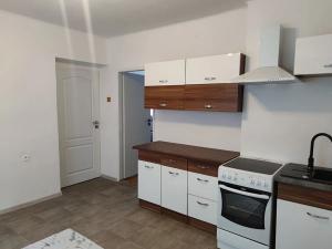 Pronájem rodinného domu, Zlosyň, 210 m2
