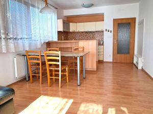 Pronájem bytu 2+kk, Praha - Dolní Chabry, Ulčova, 52 m2