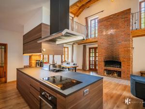Pronájem atypického bytu, Květnice, Na Ladech, 110 m2
