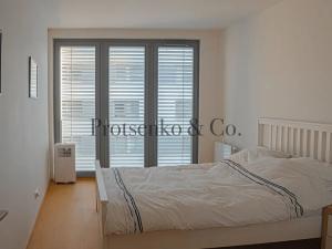 Pronájem bytu 2+kk, Praha - Karlín, Rohanské nábřeží, 60 m2