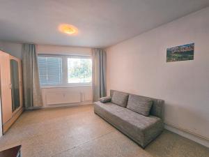 Pronájem bytu 1+kk, Praha - Troja, Olštýnská, 24 m2