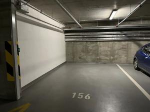 Pronájem garážového stání, Praha - Hlubočepy, Devonská, 21 m2