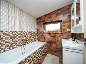 Prodej rodinného domu, Králův Dvůr, Na Vinohradech, 103 m2