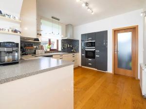 Prodej rodinného domu, Praha - Lipence, U lip, 280 m2