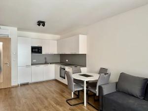 Pronájem bytu 2+kk, Praha - Hloubětín, Poděbradská, 52 m2