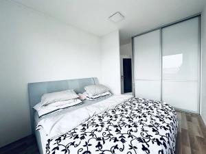 Pronájem bytu 2+kk, Praha - Strašnice, Zvěřinova, 49 m2