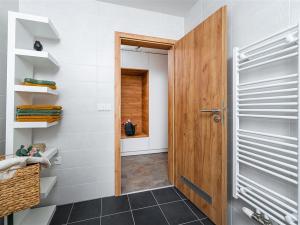Pronájem bytu 2+kk, Praha, Plzeňská, 52 m2