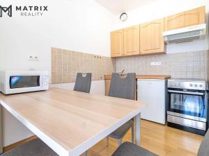 Pronájem bytu 1+kk, Praha - Řeporyje, Wiesenthalova, 42 m2