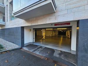 Pronájem garážového stání, Praha - Smíchov, U Nikolajky, 14 m2