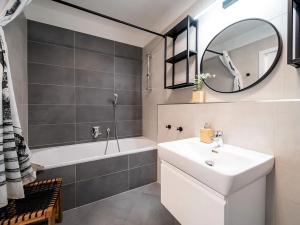 Pronájem bytu 2+kk, Praha - Karlín, U Sluncové, 55 m2