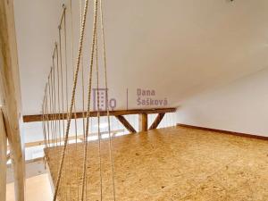 Pronájem atypického bytu, Jindřichův Hradec, nám. Míru, 50 m2