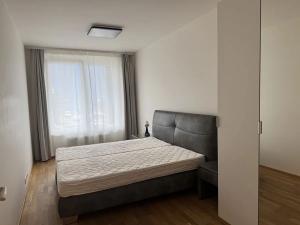 Pronájem bytu 2+kk, Praha - Vysočany, Smržových, 56 m2
