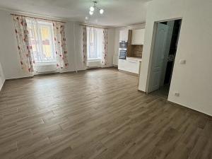 Pronájem bytu 2+kk, Moravské Budějovice, nám. Míru, 55 m2
