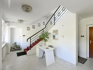 Pronájem vily, Praha - Lhotka, Na dlouhé mezi, 280 m2