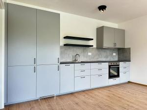 Pronájem bytu 2+kk, Praha - Hostavice, Českobrodská, 56 m2