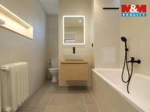 Prodej bytu 2+1, Karlovy Vary - Drahovice, nám. V. Řezáče, 58 m2