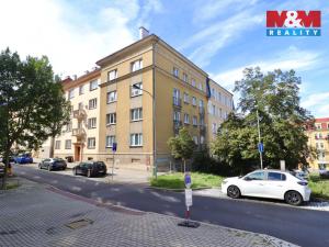 Prodej bytu 2+1, Karlovy Vary - Drahovice, nám. V. Řezáče, 58 m2