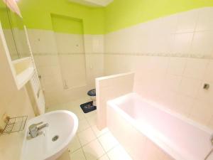 Pronájem bytu 2+kk, Praha - Nusle, náměstí Hrdinů, 52 m2