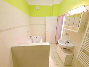 Pronájem bytu 2+kk, Praha - Nusle, náměstí Hrdinů, 52 m2