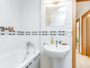 Pronájem bytu 2+kk, Praha, Jankovcova, 54 m2