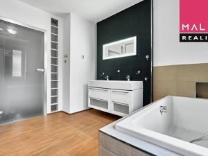Prodej atypického bytu, Ostrov, Hlavní třída, 141 m2
