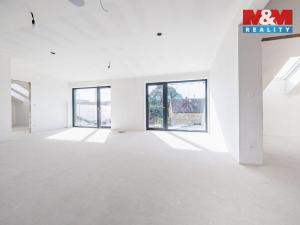 Prodej bytu 2+kk, Praha - Holyně, náměstí Pod lípou, 61 m2