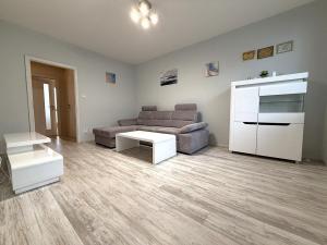 Pronájem bytu 2+1, Hrušovany u Brna, Sídliště, 65 m2