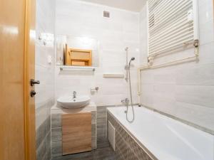 Pronájem bytu 3+1, Chvaletice, Obránců míru, 54 m2