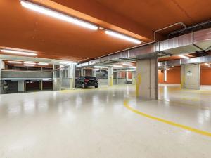 Pronájem garážového stání, Praha - Vršovice, Sámova, 15 m2