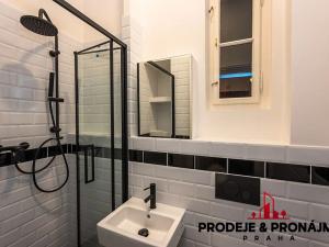 Pronájem bytu 2+1, Praha, Janáčkovo nábřeží, 56 m2