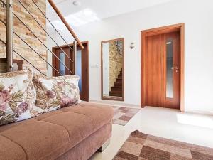 Pronájem rodinného domu, Králův Dvůr, Na Lucberku, 270 m2