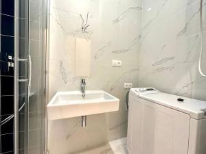 Pronájem bytu 2+kk, Praha, Zenklova, 43 m2