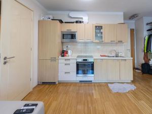 Pronájem bytu 2+kk, Praha - Karlín, Rohanské nábřeží, 57 m2