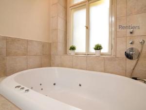 Pronájem bytu 1+kk, Praha - Smíchov, Na Valentince, 48 m2