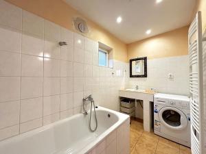 Pronájem bytu 2+1, Praha - Karlín, Pernerova, 79 m2